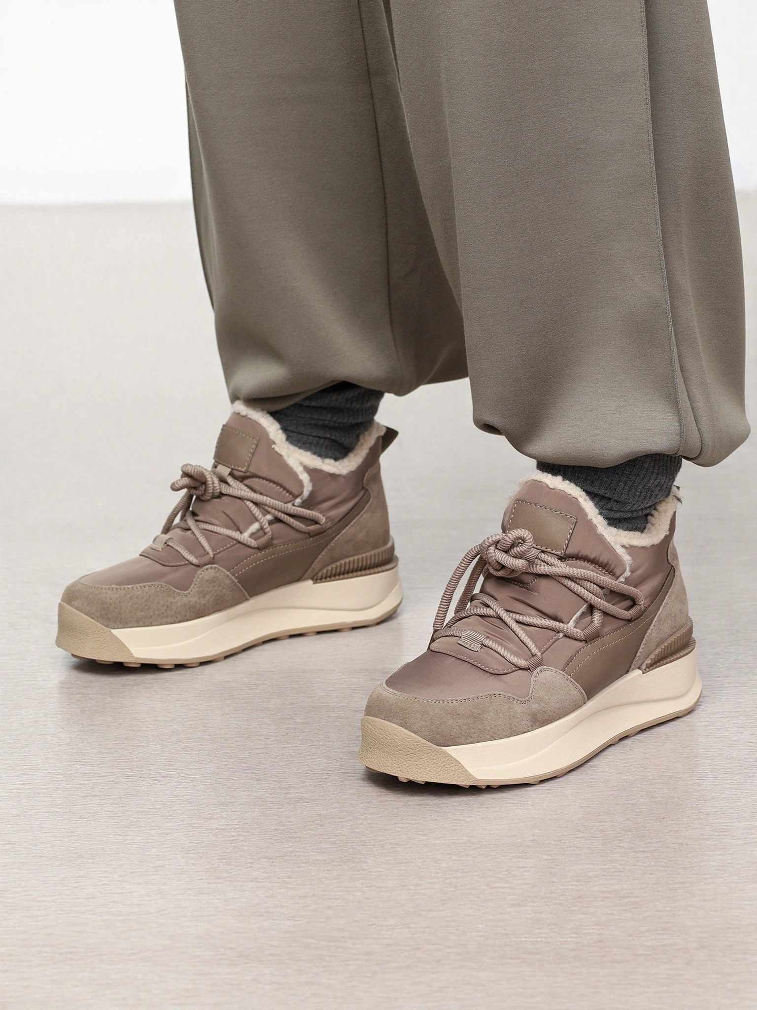 Ботинки комбинированные бежевого цвета на контрастной средней подошве